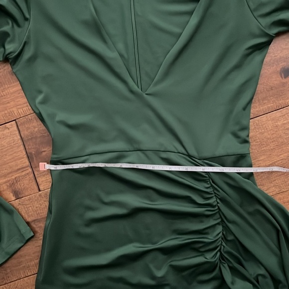 SUPERDOWN Martyna Deep V Dress in Emerald Size Small - Picture 13 of 13